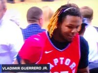 Baloncesto NBA ... Toronto Derrota Filadelfia ... Vladimir Guerrero Jr Provee El Estimulo Desde Las Graderias.!!!